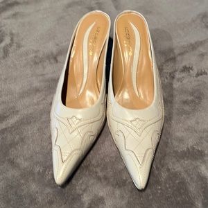 NWOT - LizClaiborne flex Cream Leather Slides